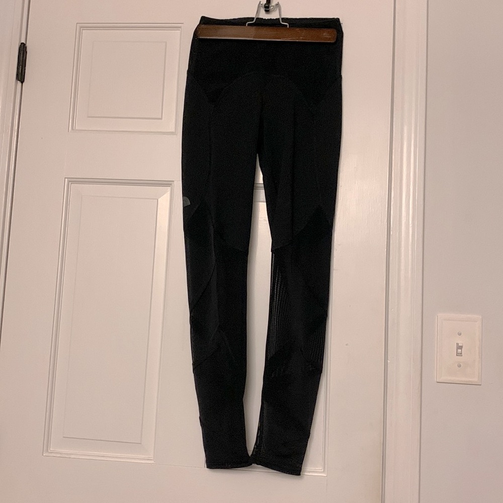 Mesh north face capris